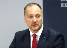 Министр внутренних дел призвал к балансу между ковид-скептиками и ковид-фанатиками