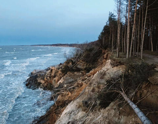 Lai arī klīda runas, ka Jūrkalnes pagastu ar visu slaveno stāvkrastu grib pievienot pārējiem suitu pagastiem, tas palicis "mierīgajā" Ventspils novadā.