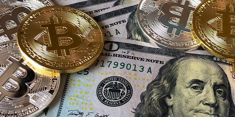 "Bitcoin" vērtība pirmo reizi pārsniedz 62 000 dolāru
