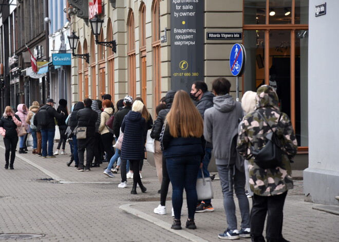 FOTO: jau teju nedēļu no vietas cilvēki gāztin gāžas Vecrīgas drēbju veikalos