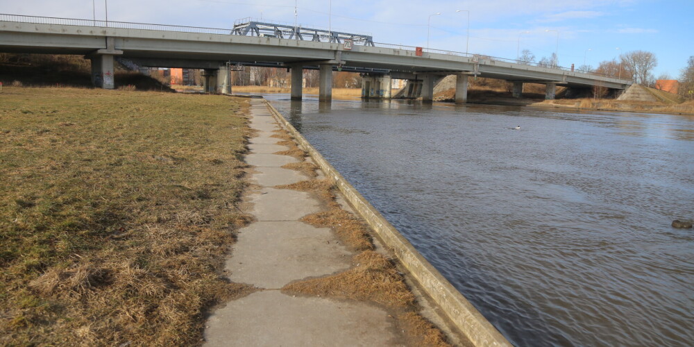 Ūdens satiksme Rīgā pagaidām uz sēkļa: vai sapnis par moderniem prāmjiem Daugavā jau atmests?