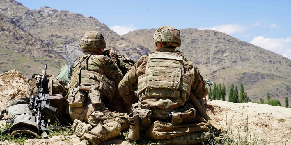 Baidens nolēmis atlikt karavīru izvešanu no Afganistānas