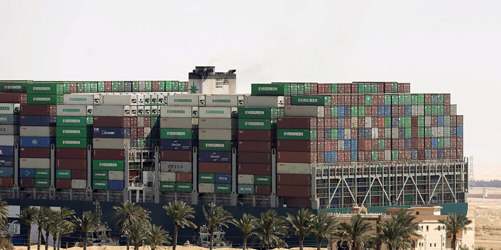 No konteinerkuģa īpašniekiem, kurš nobloķēja Suecas kanālu, vēlas piedzīt kompensāciju 769 miljonu eiro vērtībā