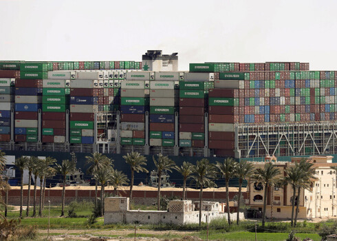 No konteinerkuģa īpašniekiem, kurš nobloķēja Suecas kanālu, vēlas piedzīt kompensāciju 769 miljonu eiro vērtībā