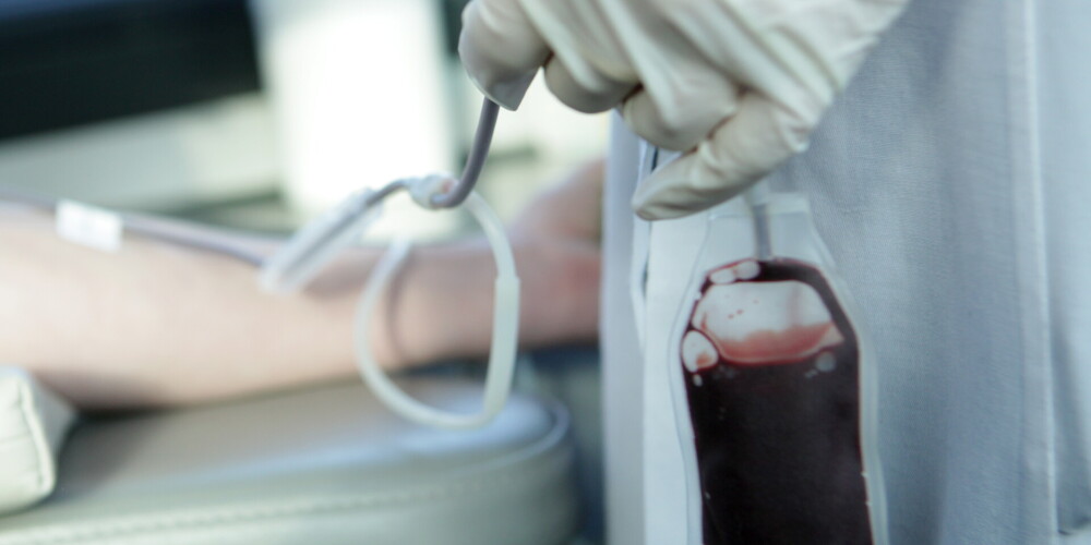Covid-19 pacientu ārstēšanā Latvijā izmanto arī no asins donoriem iegūtās antivielas