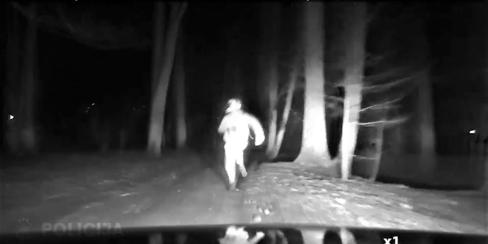 VIDEO: motociklists Alūksnē bēg no policijas, krīt un cenšas nozust starp parka kokiem