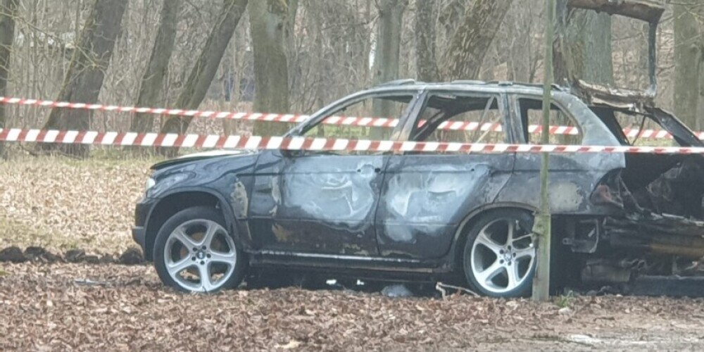 Фото: автомобиль, использованный при убийстве Беззубова, найден сгоревшим в Межапарке
