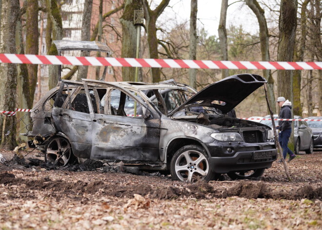 Mežaparkā atrasta sadedzināta Bezzubova slepkavu automašīna