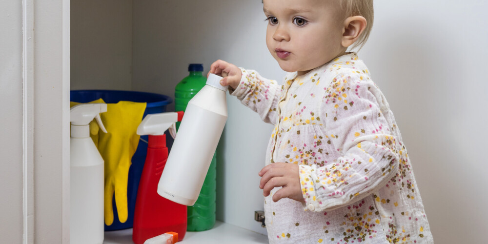 Малыши в Латвии все чаще травятся химикатами. Как не допустить несчастья в семье?