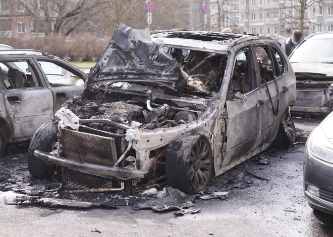 Kilometra attālumā no Bezzubova slepkavības vietas sadedzis vēl viens BMW; apskādēti septiņi citi auto