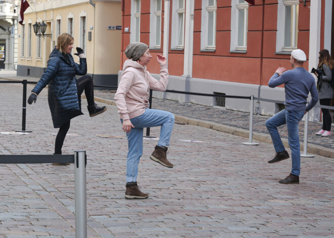 Фото: три человека протестуют у Сейма из-за "дискриминации спорта"