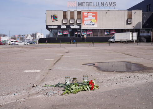 Stāvlaukums aiz "Mēbeļu nama" dienu pēc baisā nozieguma: Bezzubova nāves vietā gulst ziedi un svecītes