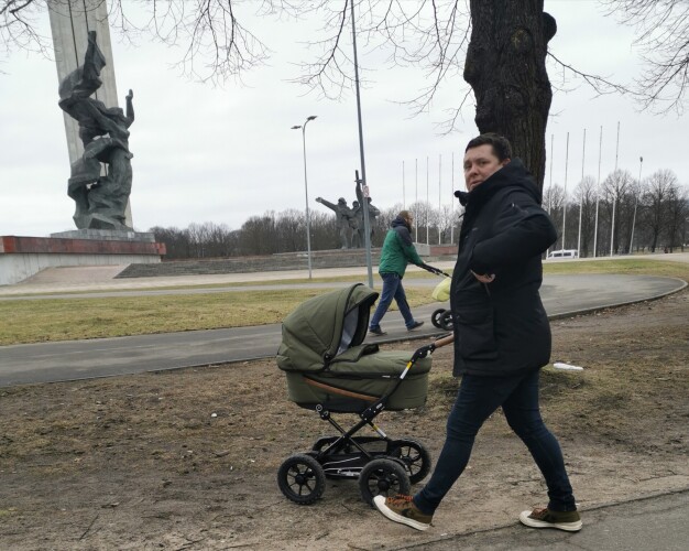 Deputāts pastaigā cenšas apvienot gan tēva lomu, gan suņa saimnieka pienākumus.