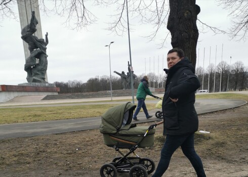 Deputāts pastaigā cenšas apvienot gan tēva lomu, gan suņa saimnieka pienākumus.