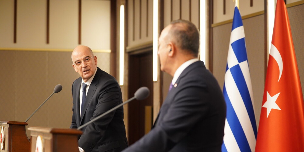 Preses konferences laikā pamatīgi sakašķējas Grieķijas un Turcijas ārlietu ministri