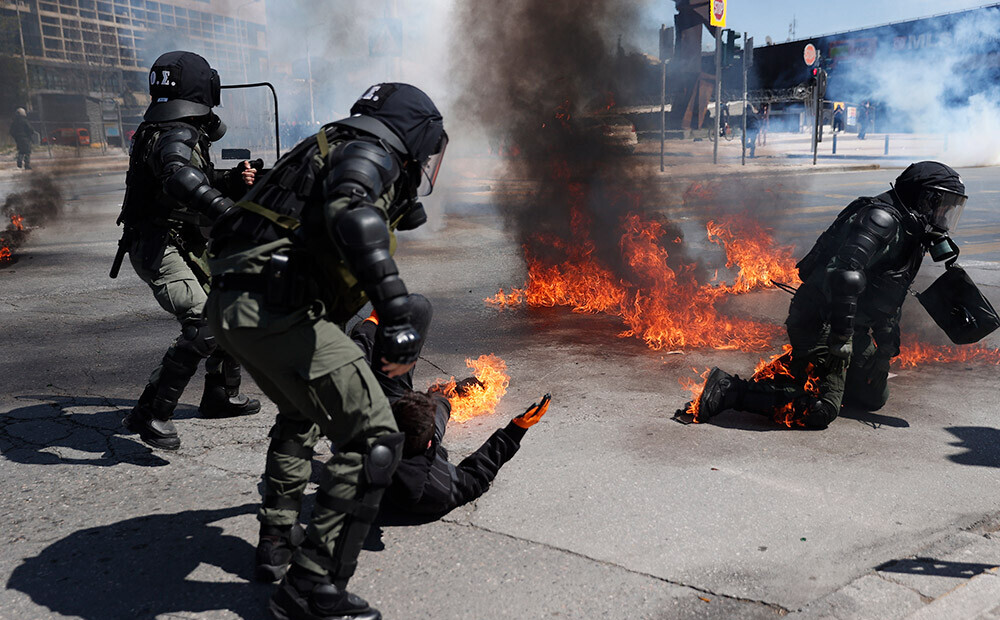 Studentu protests Grieķijā pāraug sadursmēs; apmētā policistus ar Molotova kokteiļiem