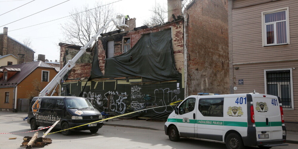 FOTO: demontēts iegruvušais nams Rīgas centrā