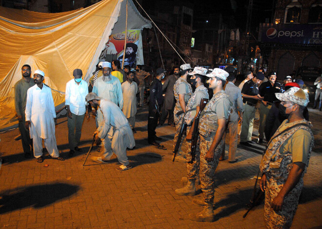 Pakistāna pēc vardarbīgiem protestiem pilnībā bloķē sociālos medijus