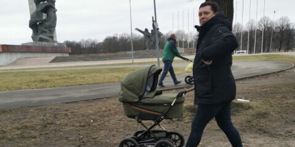 Фото: депутат Артусс Кайминьш замечен на прогулке с сыном у памятника Победы