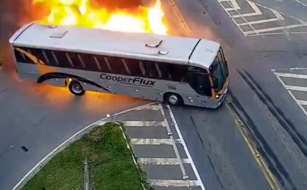 Brazīlijā autocisterna ietriecas taksometrā un aizķer autobusu, kuru pēc sadursmes pārņem liesmas