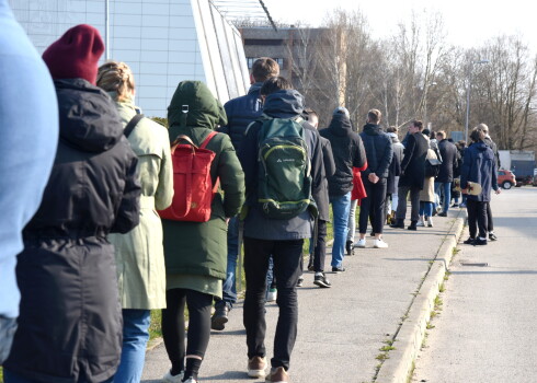 Cilvēku rinda pie konferenču centra "ATTA Centre"