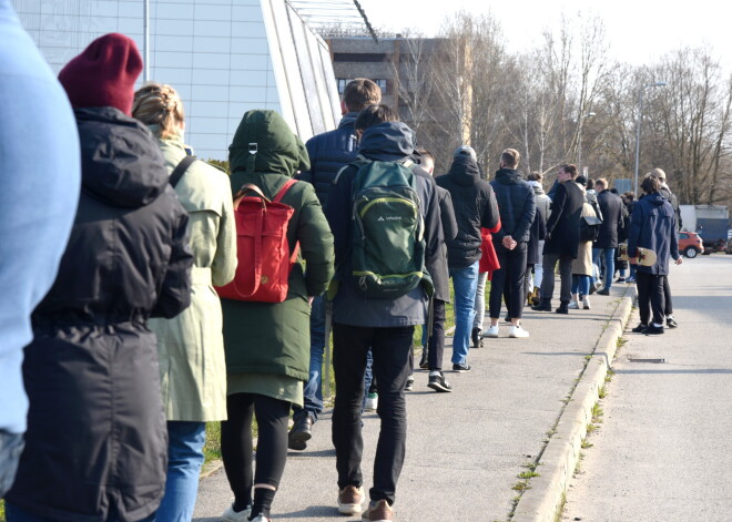 Jelgavā un Jūrmalā jau slēgtas rindas uz masu vakcinēšanas centriem