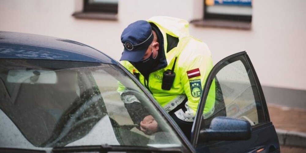 В Краславе задержан пьяный подросток за рулем угнанной машины