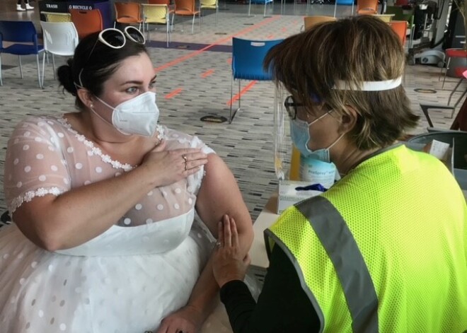 Чтоб не пропадало: невеста, чью свадьбу отменили из-за пандемии, явилась в свадебном платье на прививку