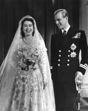 Princese Elizabete un princis Filips kāzu dienā 1947. gadā.