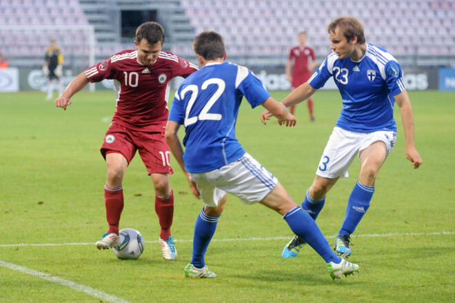 Latvijas futbola izlases spēlētājs Jurijs Žigajevs (nr.10, sarkans) un Somijas futbola izlases spēlētāji Jukka Raitala (nr.22, zils) un Markus Heikinens (nr.23, zils) pārbaudes spēlē futbolā starp Latvijas un Somijas valstsvienībām.