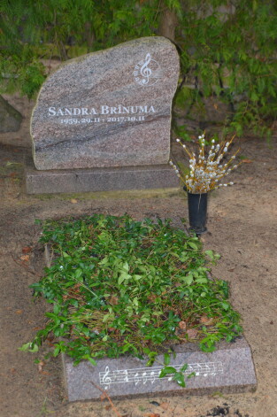 Sandras kapavieta Saulkrastu kapsētā.