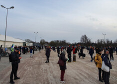 Rinda izkārtojusies pa Ķīpsalas ielu gar autostāvvietas teritoriju. 