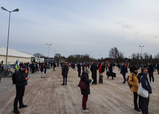 Rīgā pie Ķīpsalas halles vakcinācijas centra pirms tā atvēršanas izveidojusies rinda, un tā nemitīgi pieaug