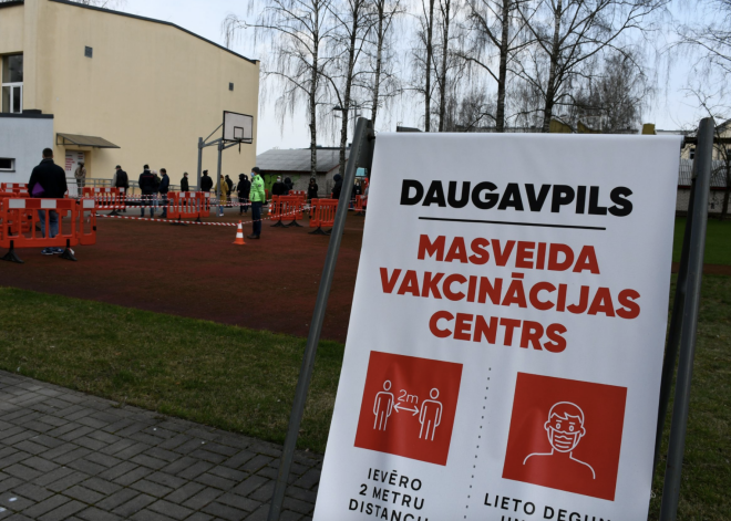 В живой очереди на получение вакцины от Covid-19 в Даугавпилсе более 100 человек