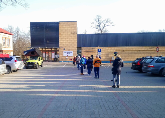 Cēsīs jau 7.30 svētdienas rītā vakcīnas gaidītāju skaits ir lielāks nekā vakcīnu skaits; rindu slēdz