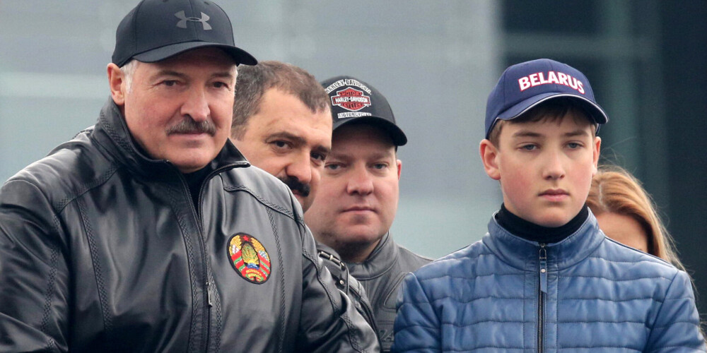 Lukašenko dēls saņēmis diskvalifikāciju par īpaši nesportisku rīcību hokeja spēlē