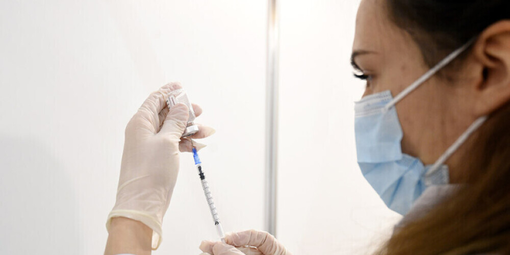 Первую прививку от Covid-19 получил уже каждый десятый житель Латвии