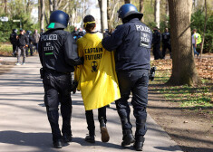 Policisti Berlīnē aiztur vienu no aktīvistiem, kurš protestēja pret Covid-19 ierobežojumiem.