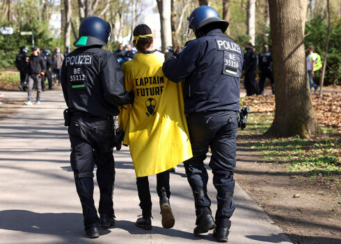 Policisti Berlīnē aiztur vienu no aktīvistiem, kurš protestēja pret Covid-19 ierobežojumiem.