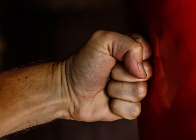 Viens turēja, divi sita: Liepājā iedzīvotāji uzskata, ka policisti piekāvuši vīrieti