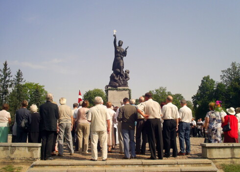 Latgales Māras pieminekļa sauklis “Vienoti Latvijai!” it nebūt neliecina par to, ka šajās pašvaldības vēlēšanās Rēzeknē valdīs mierīga vienotība.