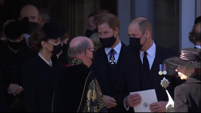 Kembridžas hercogiene Ketrīna ar vīru princi Viljamu un vīrabrāli princi Hariju pēc bēru ceremonijas Svētā Džordža kapelā Vindzorā.