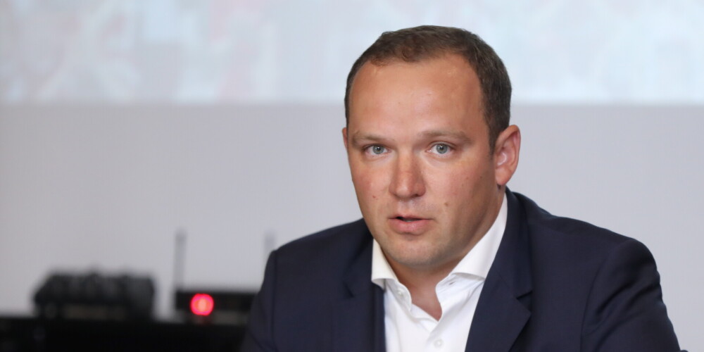 Vadims Ļašenko (dzimis 1984. gada 7. aprīlī) ir futbola funkcionārs. No 2020. gada Latvijas Futbola federācijas prezidents.2006. gadā pabeidzis bakalaura studijas biznesa vadībā RISEBA. Futbola karjeras iesākumā bijis FK "Ranto" un FK Rīga klubu sistēmās, taču ilgāka un veiksmīgāka karjera izvērtās telpu futbolā. No 2002. līdz 2013. gadam bijis telpu futbola kluba "Nikars" viceprezidents un komandas kapteinis, septiņreiz kļūstot par Latvijas čempionu. Latvijas izlases rindās piedalījies 42 mačos. Pēc telpu futbolista karjeras beigām 2014. gadā kļuva par Latvijas telpu futbola asociācija prezidentu.Četrus gadus bijis futbola tiesneša asistents, šajā statusā piedaloties 5 mačos Latvijas virslīgā, 7 mačos Latvijas kausa izcīņā un 27 spēlēs 1. līgā. No 2015. līdz 2017. gadam bijis virslīgas kluba FK RFS viceprezidents un valdes loceklis.Kandidējot LFF prezidenta amatam 2018. gadā, atstāja FK RFS. Kopš 2017. gada ir arī UEFA delegāts. 2018. gada LFF kongresā prezidenta vēlēšanās piekāpās Kasparam Gorkšam, taču 2020. gada vēlēšanās pārliecinoši uzvarēja, pārspējot otru kandidātu Sandi Ģirģenu