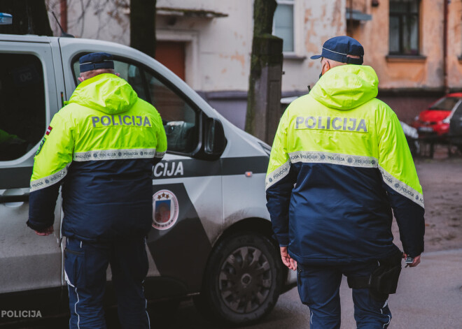 Ādažu pusē pieķer 19 jauniešus, kuri, iespējams, salietojušies narkotikas