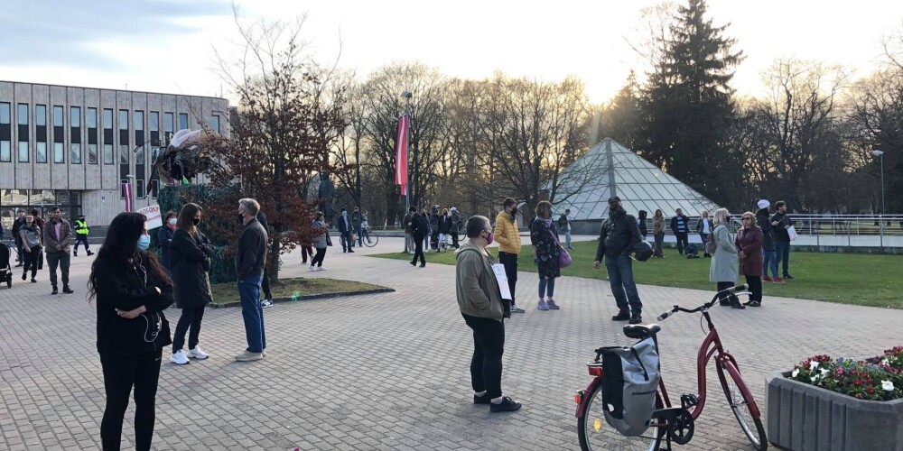 Arī Rīgā vairāki desmiti cilvēku pauž atbalstu Krievijas opozicionāram Navaļnijam