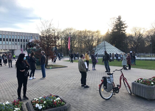 Arī Rīgā vairāki desmiti cilvēku pauž atbalstu Krievijas opozicionāram Navaļnijam