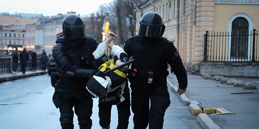 Policisti Sanktpēterburgā aiztur vienu no protestētājiem.