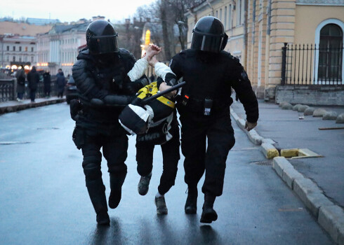 Policisti Sanktpēterburgā aiztur vienu no protestētājiem.