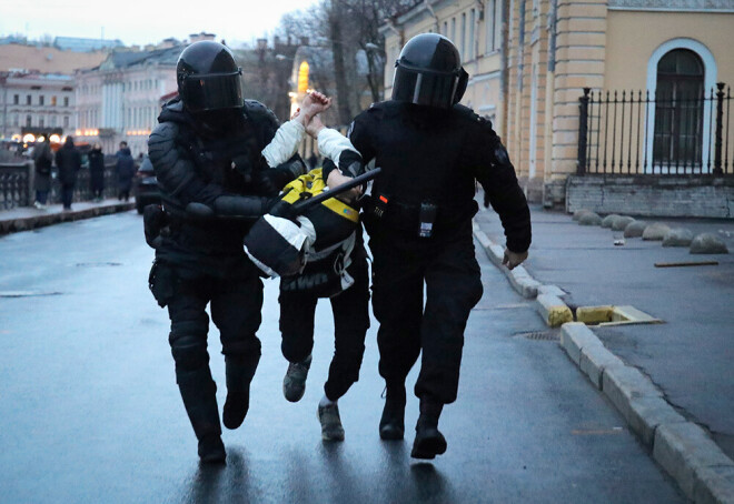 Policisti Sanktpēterburgā aiztur vienu no protestētājiem.