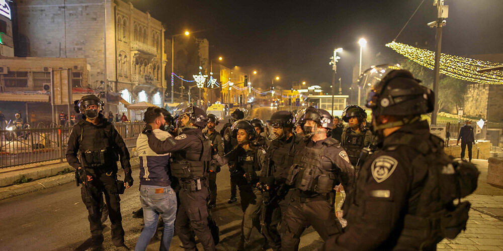 Izraēlas policijas pavēstīja, ka ievainoti 20 policisti.